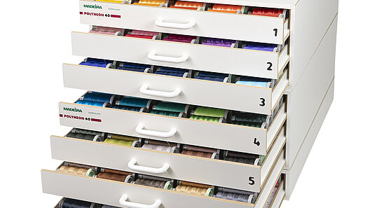 [Translate to Global Portugiesisch:] Polyester embroidery thread assortment box 400 colours Madeira Polyneon 
