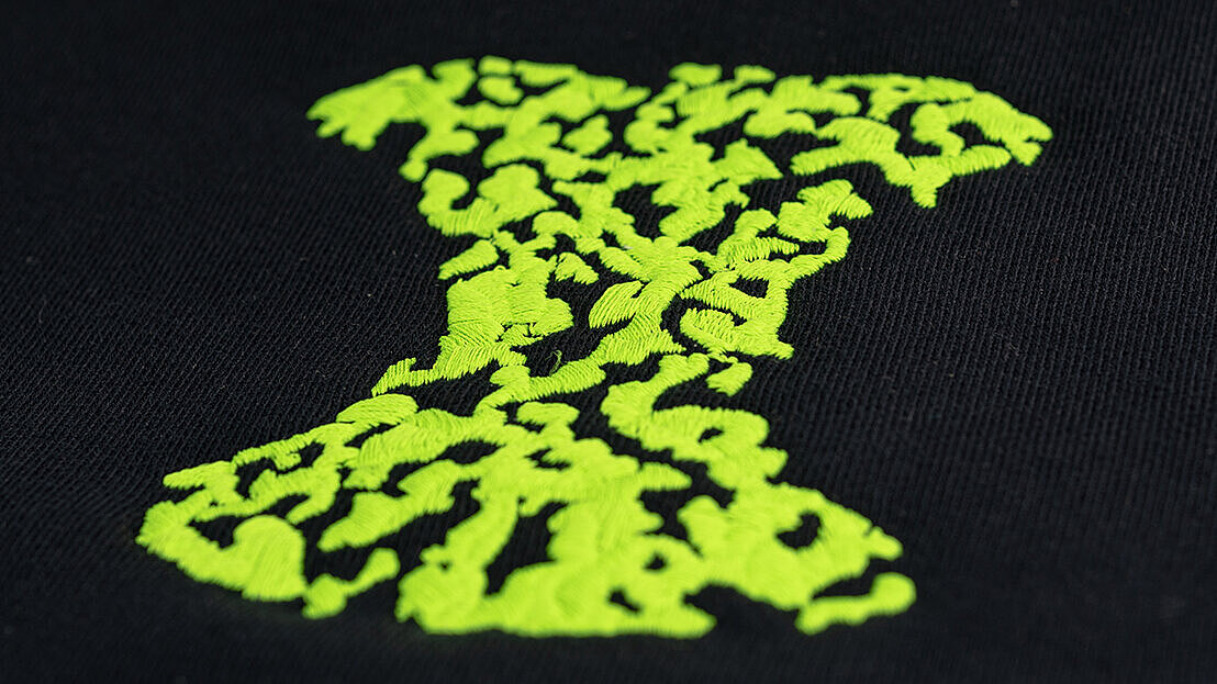 Example of embroidery stitches for testing the matte effect of the 30-weight thread