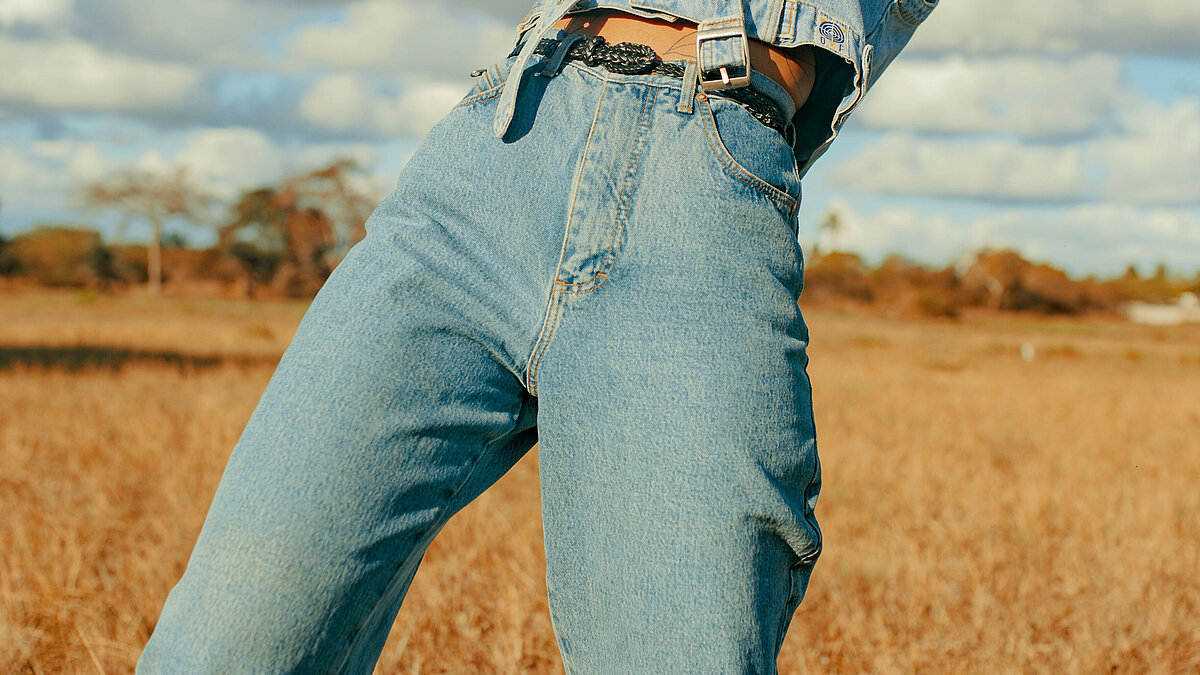 Modische Jeans im Freien Modische Jeans im Freien