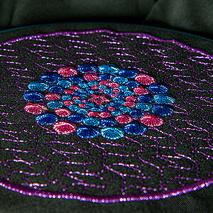 [Translate to Global Portugiesisch:] petal style shiny metallic thread embroidery 