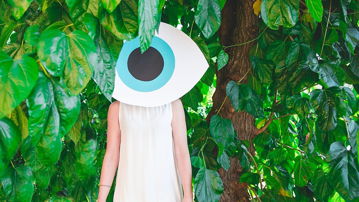 Frau im Wald mit einem großen Auge auf die Umwelt Frau im Wald mit einem großen Auge auf die Umwelt