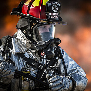 [Translate to Global Deutsch:] Fire fighter in protection clothing