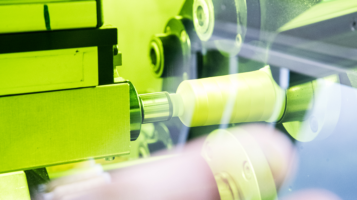 [Translate to Türkisch:] Madeira thread production showing a high performance spooling machine