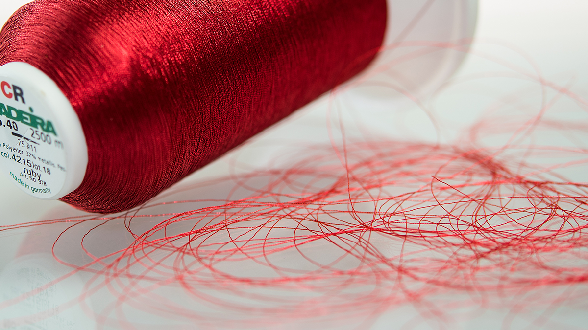 [Translate to Global Portugiesisch:] red metallic embroidery thread cone - CR Metallic
