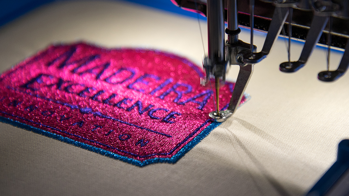 [Translate to Global Portugiesisch:] pink metallic embroidery design on machine 
