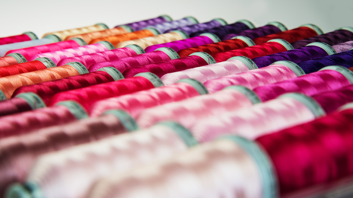 [Translate to Global Portugiesisch:] close up of Madeira polyester thread in a wood assortment box